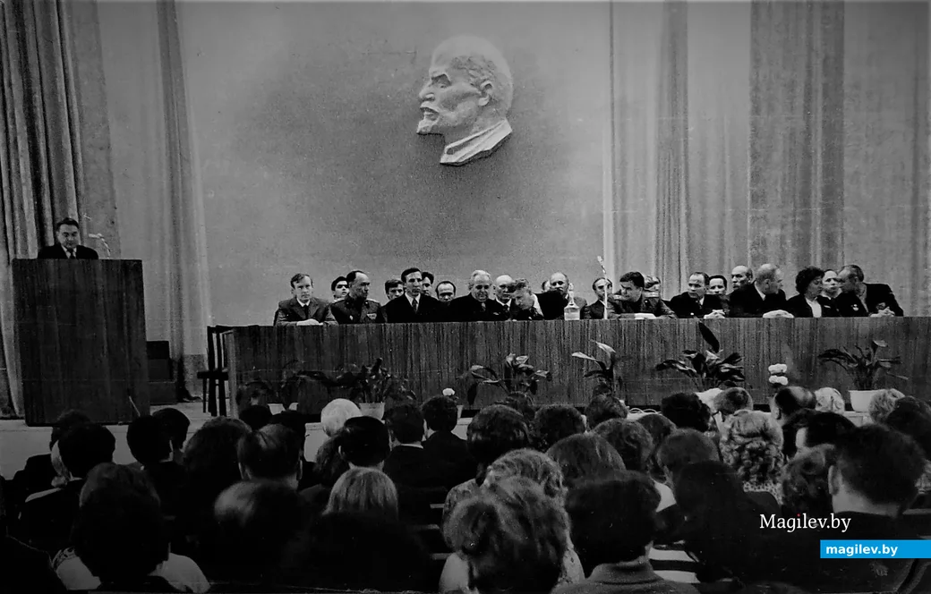 Актовый зал ММИ (за столом президиума крайний слева – Виталий Холзаков), 1970-е годы.