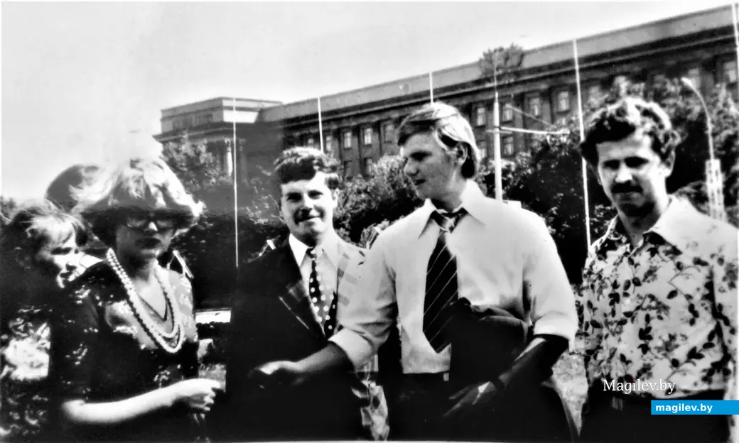1977 год, Могилев, площадь Ленина (на заднем плане первый корпус ММИ). Студенты группы ПТ-722 перед получением дипломов.