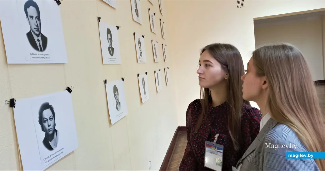 12.11.2021. Могилев. 60-летие Белорусско-Российского университета. У экспонатов фотовыставки,