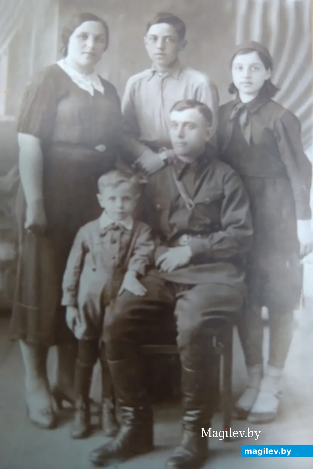 Семья Красновых: отец, мать, дети Лев, Женя и Марк. Фото сделано в 1941 году, перед самой войной.