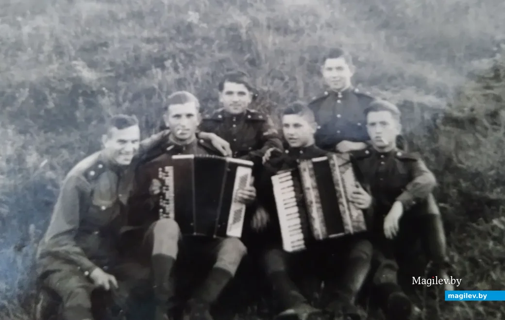 Марк (второй слева) – воспитанник военного оркестра. Фото сделано на территории крепости.