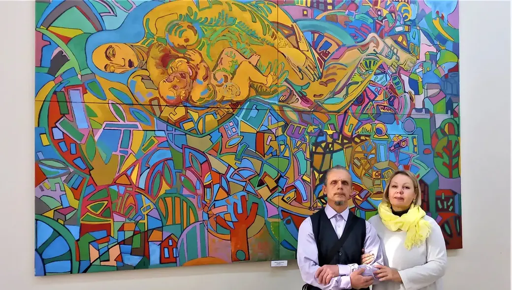 Игорь Беспалов и Галина Гулева у картины Игоря «Атомное сердце матери».