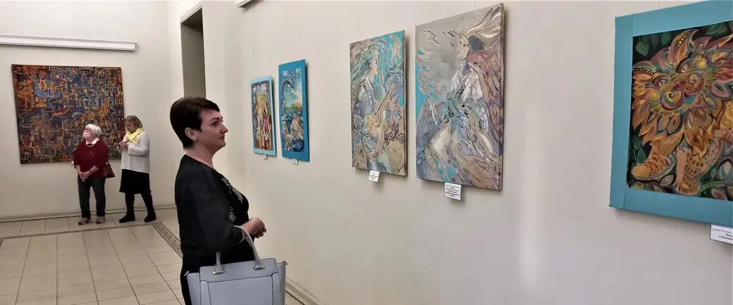 На выставке Игоря Беспалова и Галины Гулевой. А вы узнали здесь Джона Леннона?