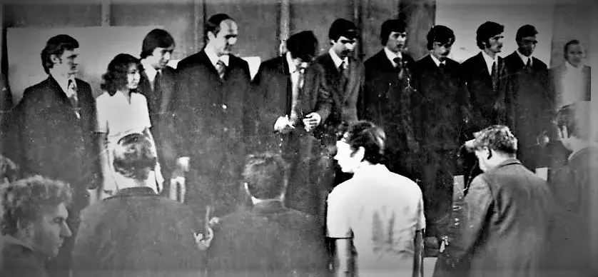 Торжественное вручение дипломов. В левом нижнем углу: Руслан Игнатищев, преподаватель и заведующий кафедрой теоретической механики. 1960-е годы.