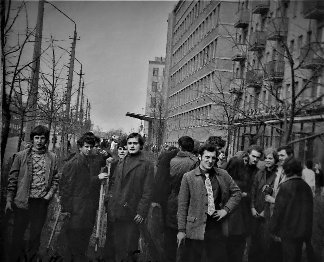 Студенты группы ПТ-722 на субботнике. Крайний справа: куратор группы Геннадия Лягушев. 1972 г.