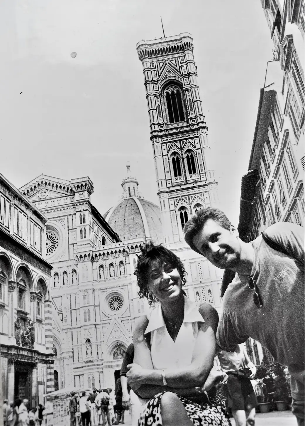 Жители Флоренции всегда рады туристам, в том числе и из Могилева. Автор у собора Санта-Мария-дель-Фьоре,1995 год.