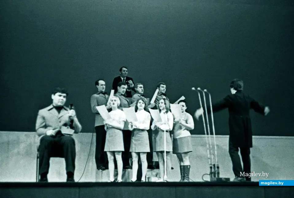 Ленинград, 1971 год. Игра команды КВН ХАИ. Наташа Таврина в центре.