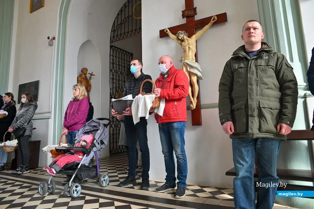 03.04.2021. Бобруйск. Освящение пасхальных яств в Великую субботу в костеле Непорочного Зачатия