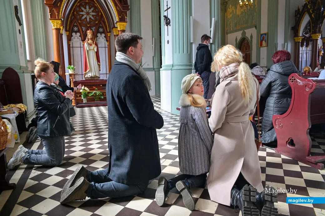 03.04.2021. Бобруйск. Освящение пасхальных яств в Великую субботу в костеле Непорочного Зачатия
