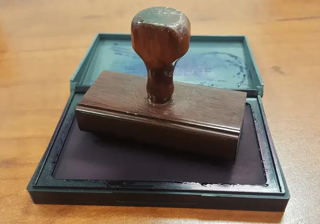 Подарить тайно не получится. Нотариус – про нюансы удостоверения дарственных