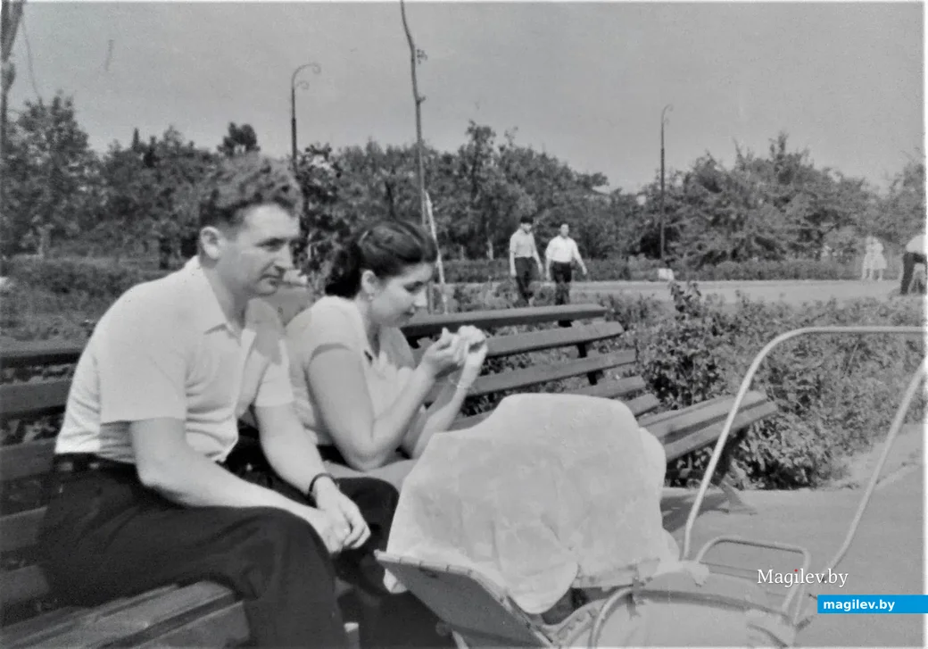 Степан и Соня. Городской парк Бобруйска. 1960 год.