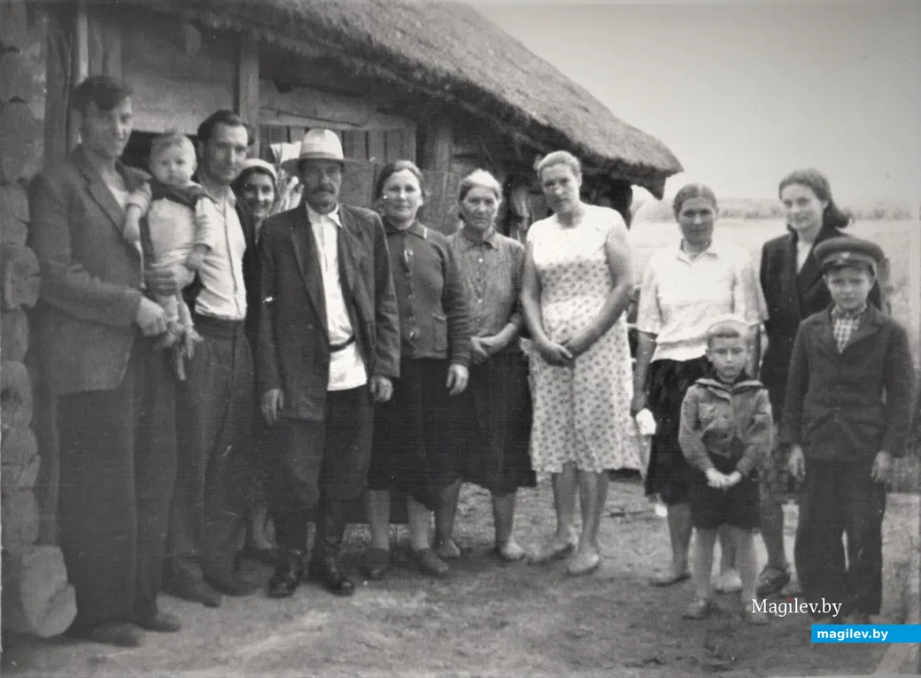 1960 год. Маленький Женя (в тюбитейке) в деревне Кострище.