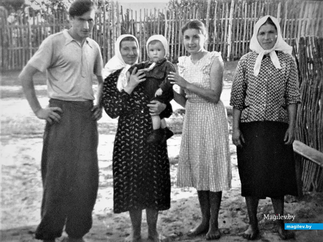 1957, дер. Кострище, Буда-Кошелевский район, Гомельская область. В гостях у бабушки (она, кстати, справа) в деревне.