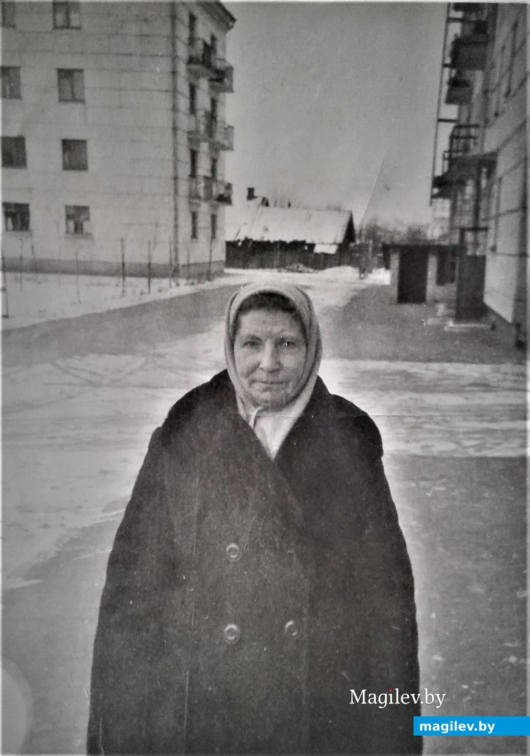 Ева Федоровна Булова (наша бабушка, мать Степана) во дворе возле дома.