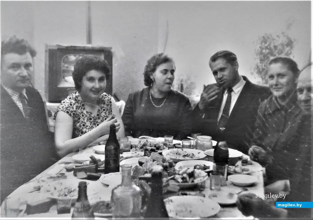 Застолья в 1960-х без телевизора (если он имелся в наличии) просто не могло быть.