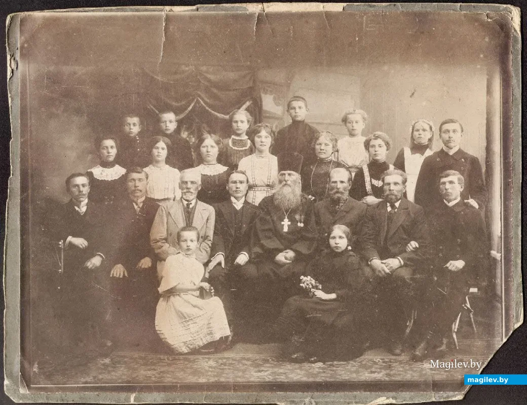 На фото 1911 года – хор храма Святого Духа, в центре – священник Феодор Козловский. На обратной