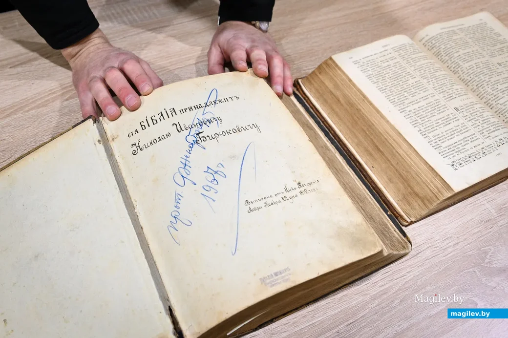 18.03.2021. Бобруйск. Храм Святого Духа. Дореволюционные книги из личной библиотеки отца Феодора
