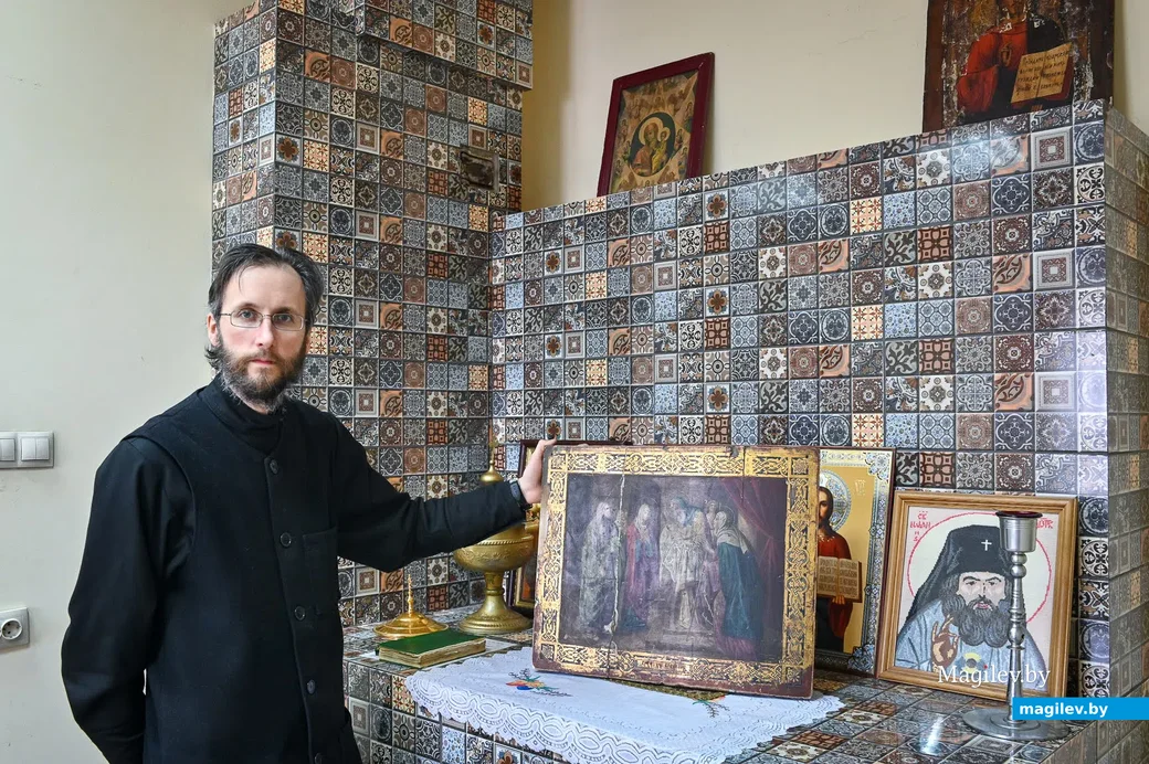 18.03.2021. Храм Святого Духа в Бобруйске. Настоятель отец Павел держит икону Сретения Господня с