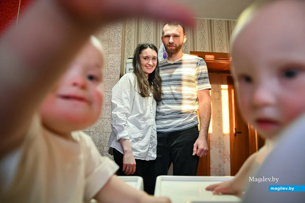 05.03.2021. Бобруйск. Мария и Сергей Радывонюк воспитывают двоих мальчиков Артура и Диму с