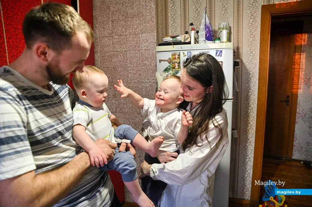 05.03.2021. Бобруйск. Мария и Сергей Радывонюк воспитывают двоих мальчиков Артура и Диму с