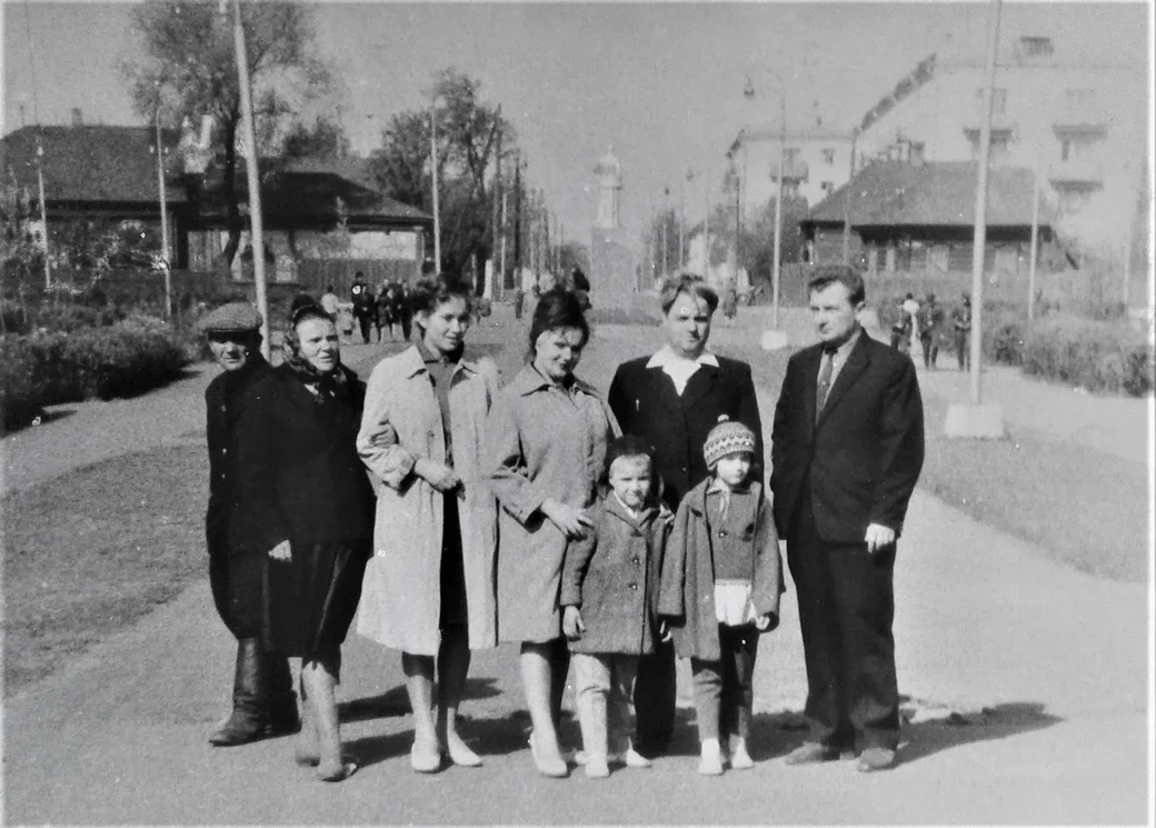 1967 год. Впереди кинотеатр «Мир», за спинами -- памятник вождю.