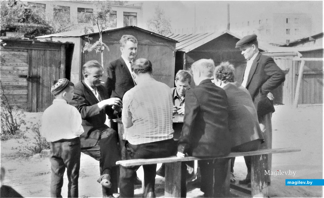 1964 год. Домино во дворе напротив нынешнего стадиона А.Прокопенко.