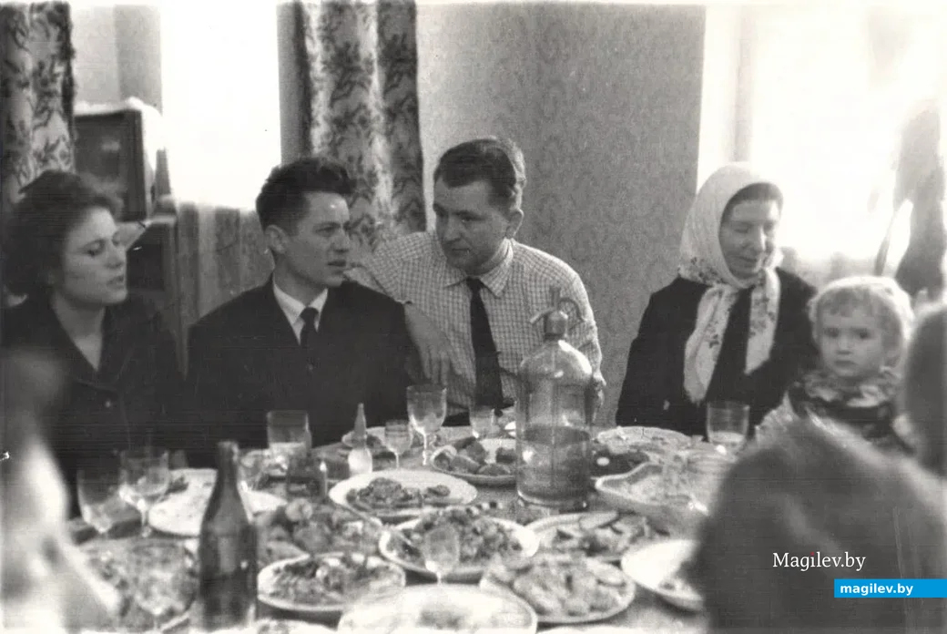 1965 год. Праздничное застолье. С.Булова (в белой рубашке), правее – его мать Ева Федоровна,