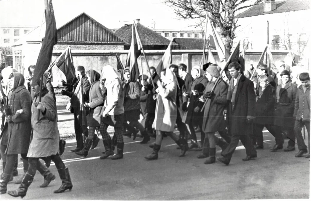 1969 год. Женин клас на демонстрации.