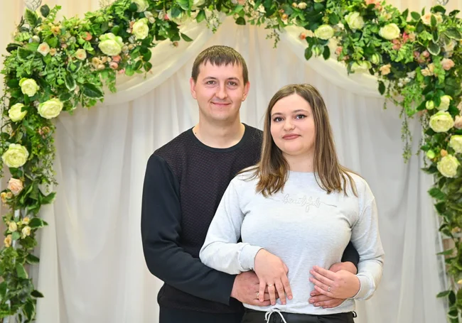 «Я ей сразу сказал, что мы будем встречаться, но она не поверила». Свадебная пара недели