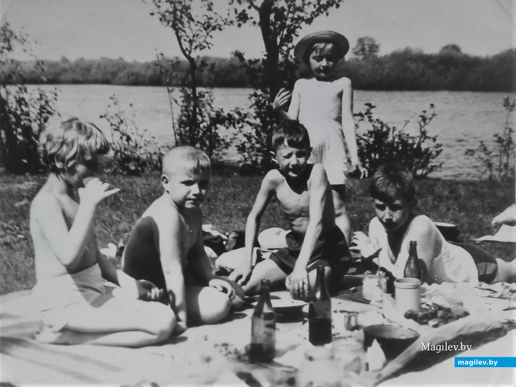 1967 год. Взрослые забыли про детей. На берегу Березины.