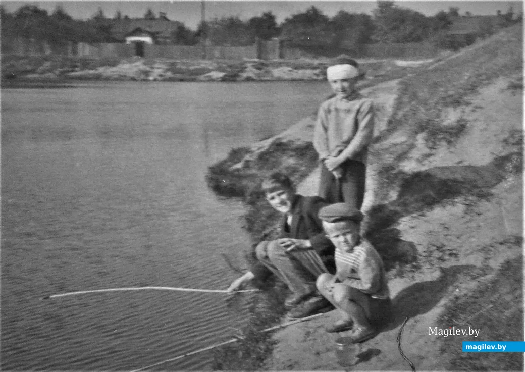 1966 год. На берегу одного из микрорайоновских озер.