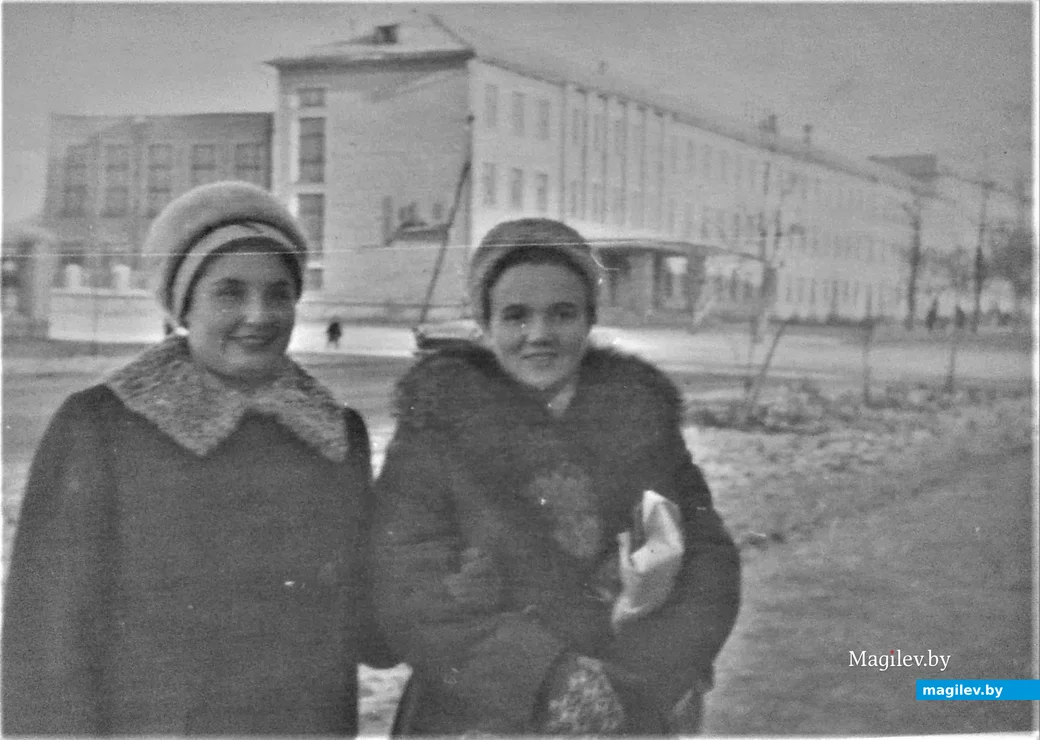 1966 год. Соня и Зина.