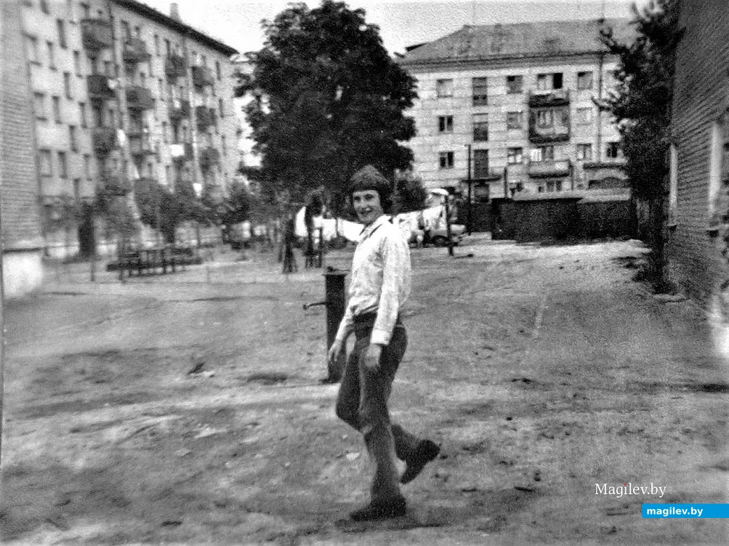 1971 год. Женя во дворе.