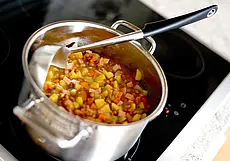 Быстро, вкусно и прохладно: 4 рецепта летних окрошек