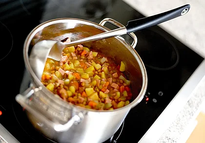 Быстро, вкусно и прохладно: 4 рецепта летних окрошек
