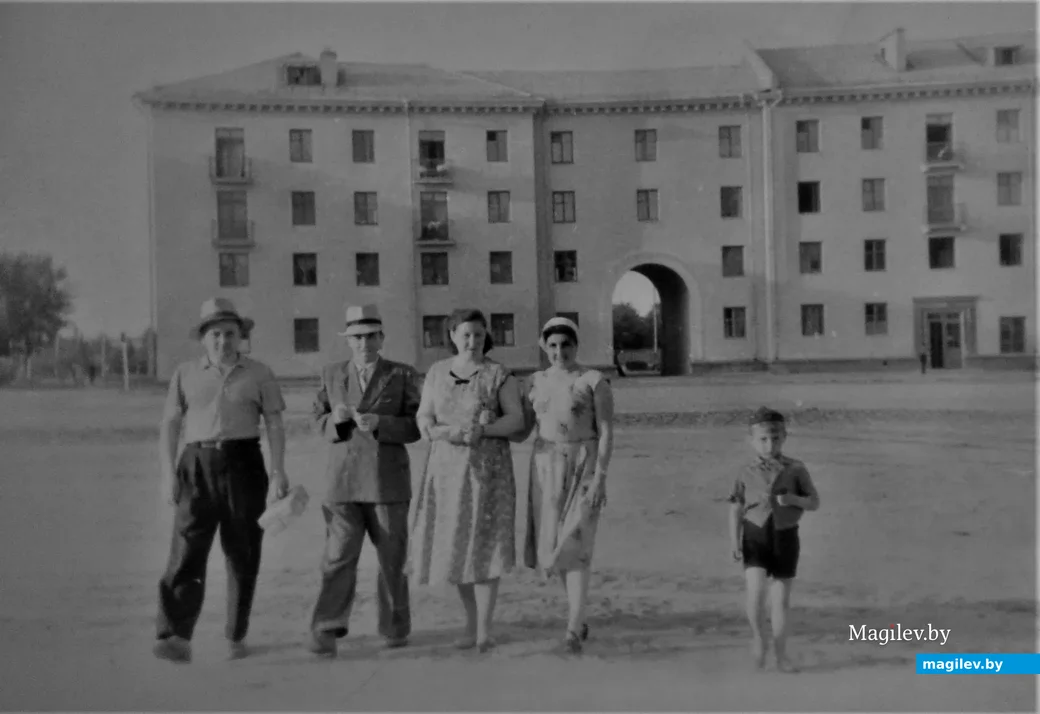 Бобруйск,1961 год. Нынешняя площадь Ленина. Женя с родителями и их друзьями.
