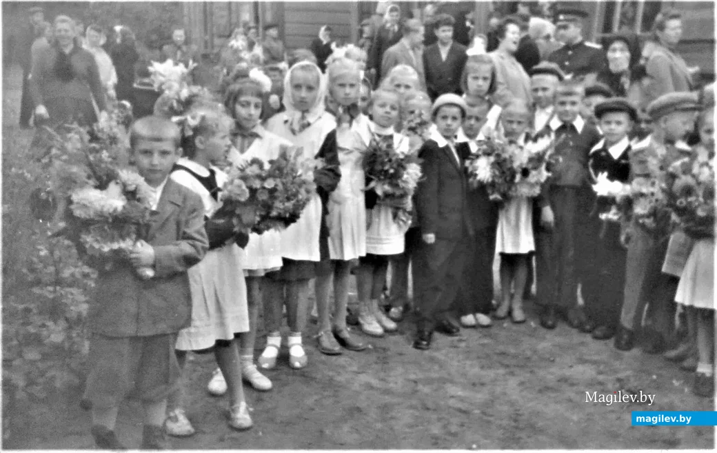 1 сентября 1962 года. Женя крайний слева в бриджах. «У всех пацанов штаны как штаны, а у меня –