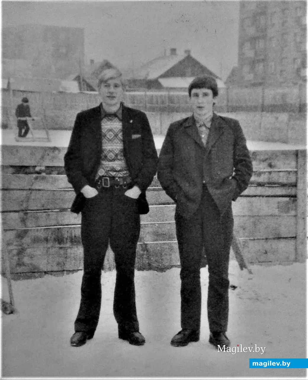 1971 год. Коля Ананич и Женя у школьной хоккейной коробки.