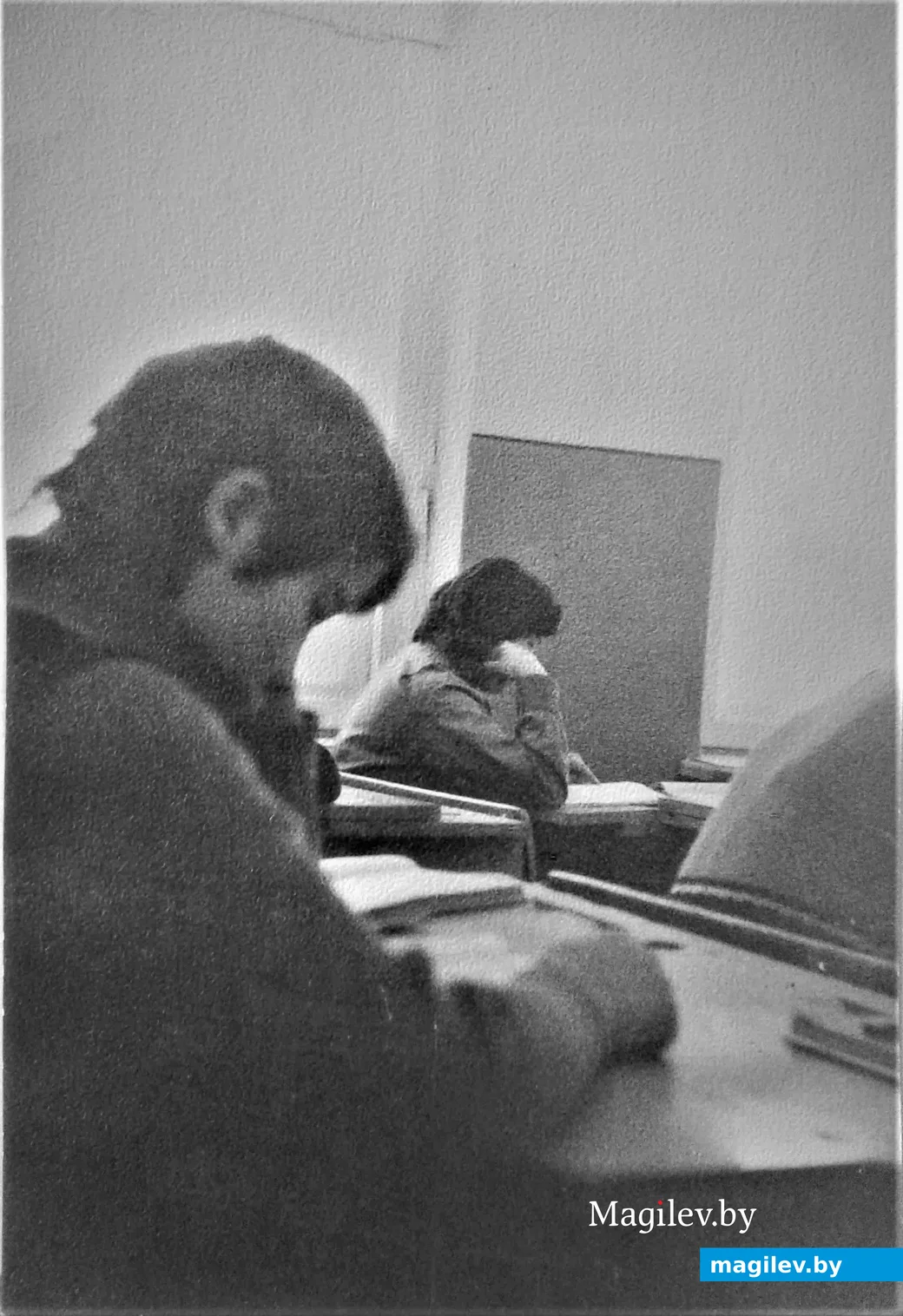 1971 год. Школа №19. На уроке (Валя Быкова, Света Шабалина).
