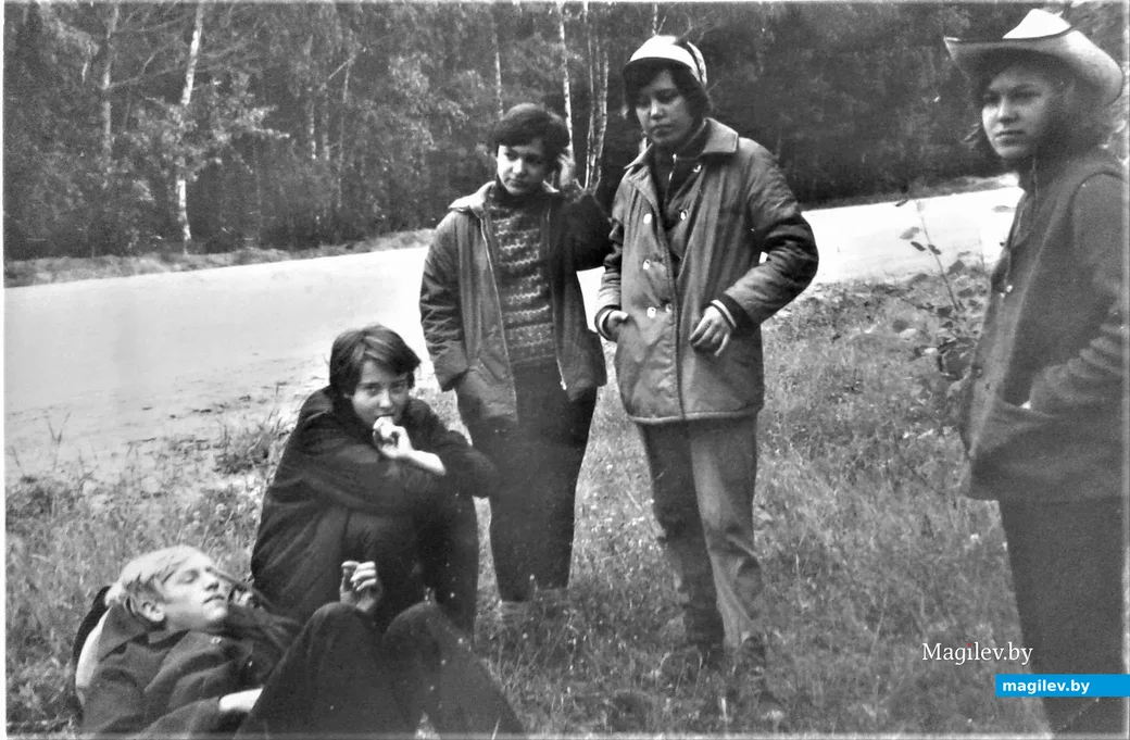 Поход, 1971 год. Одноклассники -- Коля Ананич, Валя Быкова, Рита Китина,Света Шабалина, Таня