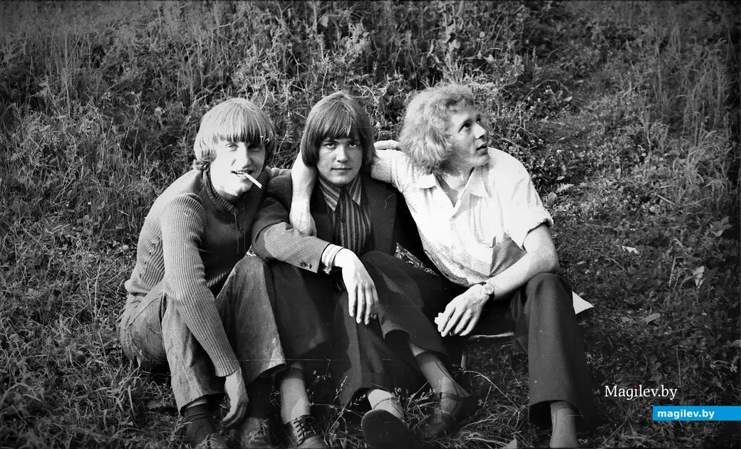 Андрюхе Самойлову (слева) всегда импонировал Роберт Плант. Вася Мак (в центре) почти неотличим от Брайана Джонса. Витя ловко повторил у себя прическу а-ля Джими