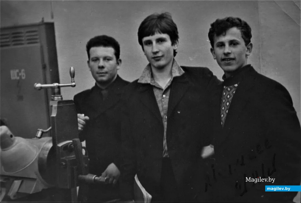 Могилев, 1973 год. Евгений (в центре) с однокашниками в одной из лабораторий