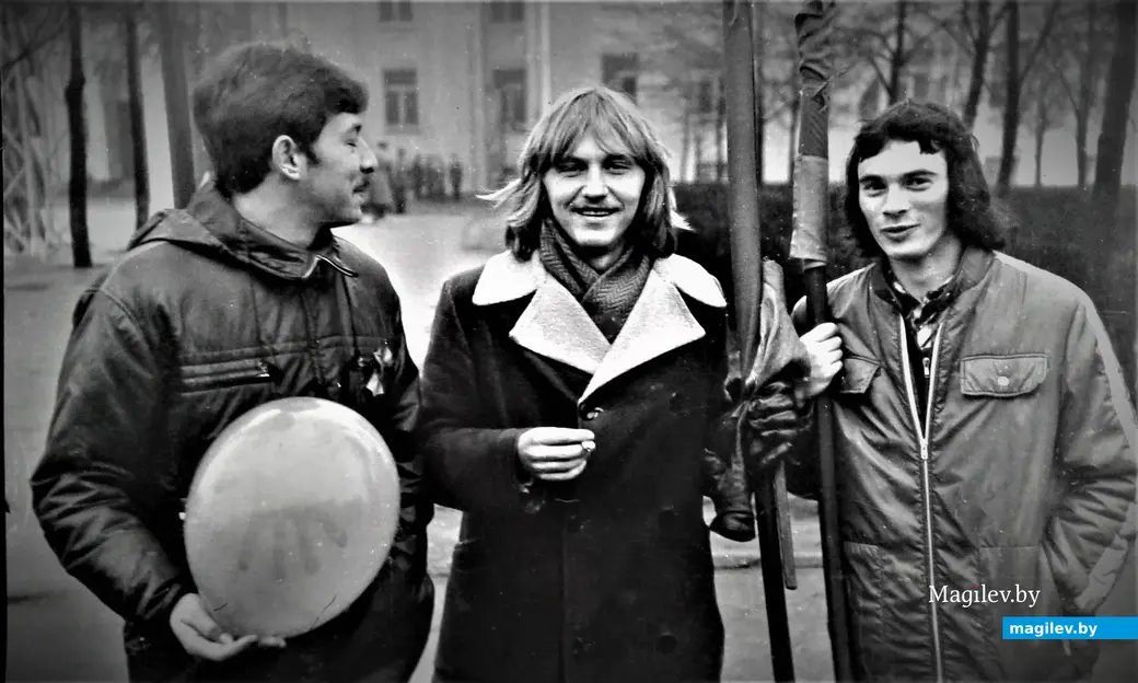 Андрей Самойлов (в центре) на ноябрьской демонстрации. С шариком–Володя Кутузов. Могилев, середина 1970-х годов.