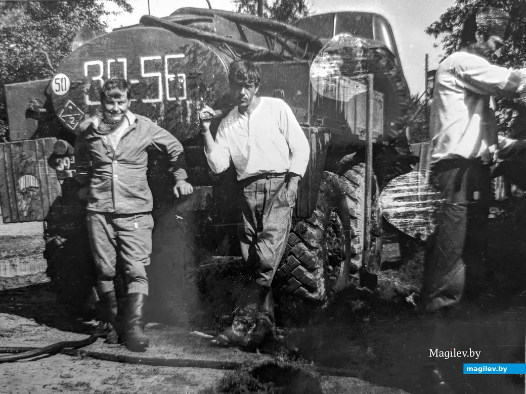 1986 год. Ликвидаторы на отдыхе. Михаил Стяжкин – в белой рубашке. Сзади – та самая машина,