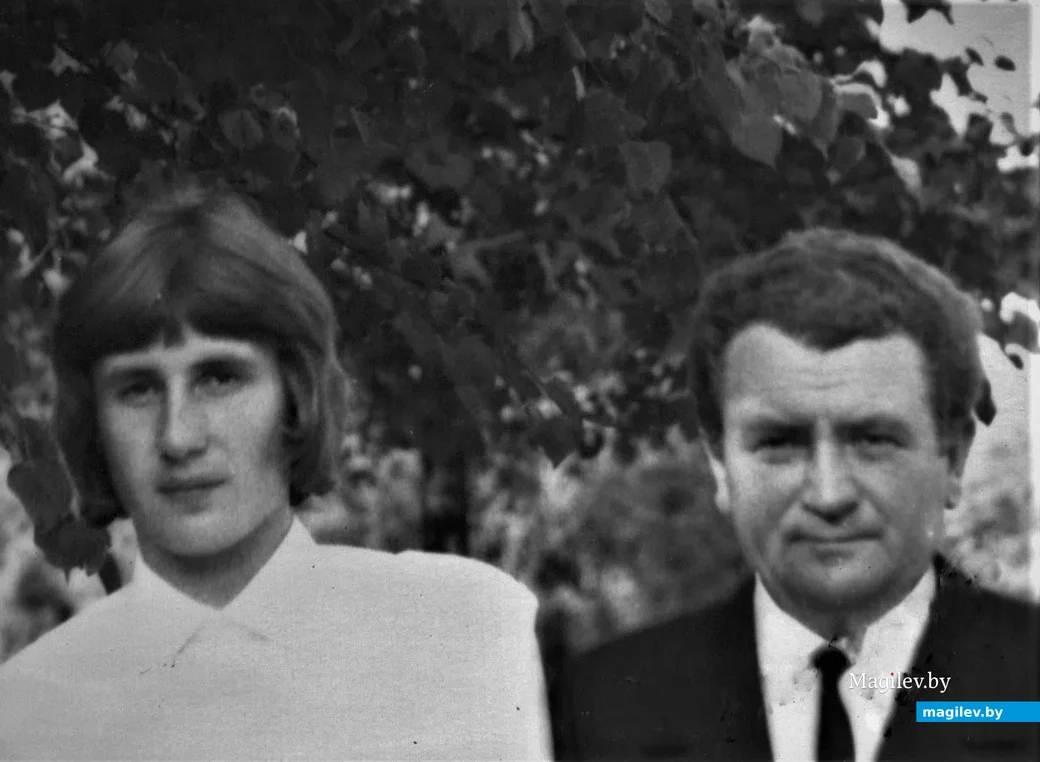 Женя с отцом в Бобруйске неподалеку от дома. Конец 1970-х.
