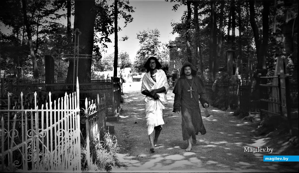 1970-е, Могилев, Польское кладбище. Легендарные могилевские хиппи «Плейшнер» и Валик Михайлов.