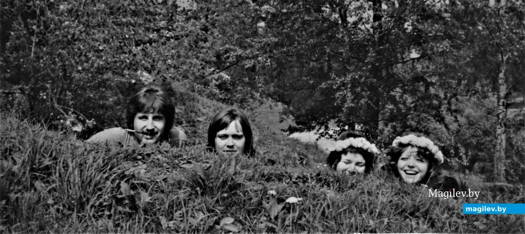 Даже одуванчики шли в дело. Могилев, Дубровенка (напротив кинотеатра «Октябрь»), 1970-е годы.