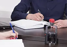 Дедушка хочет подарить внучке дом, что для этого нужно? Разбираемся с нотариусом