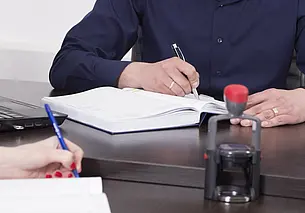 Дедушка хочет подарить внучке дом, что для этого нужно? Разбираемся с нотариусом