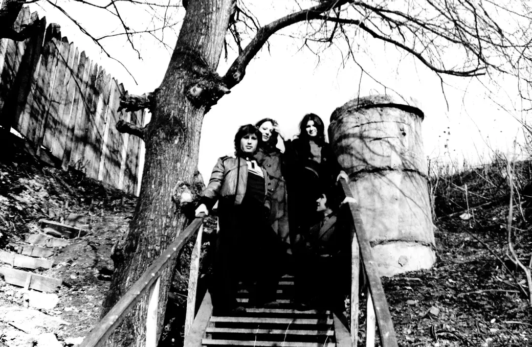 1975 г., Могилев. Серега Лосихин (присел) с друзьями на одной из самых живописных лестниц Дубровенки.